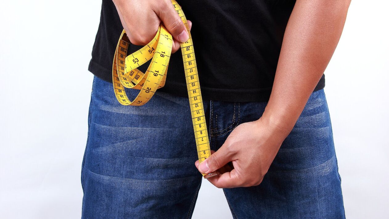 vyras matuoja varpą prieš padidinimą